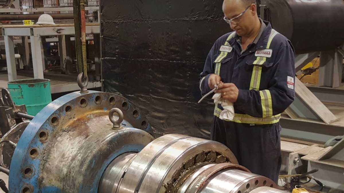 ov-mechanical Viacore worker fixing a conveyor belt part
