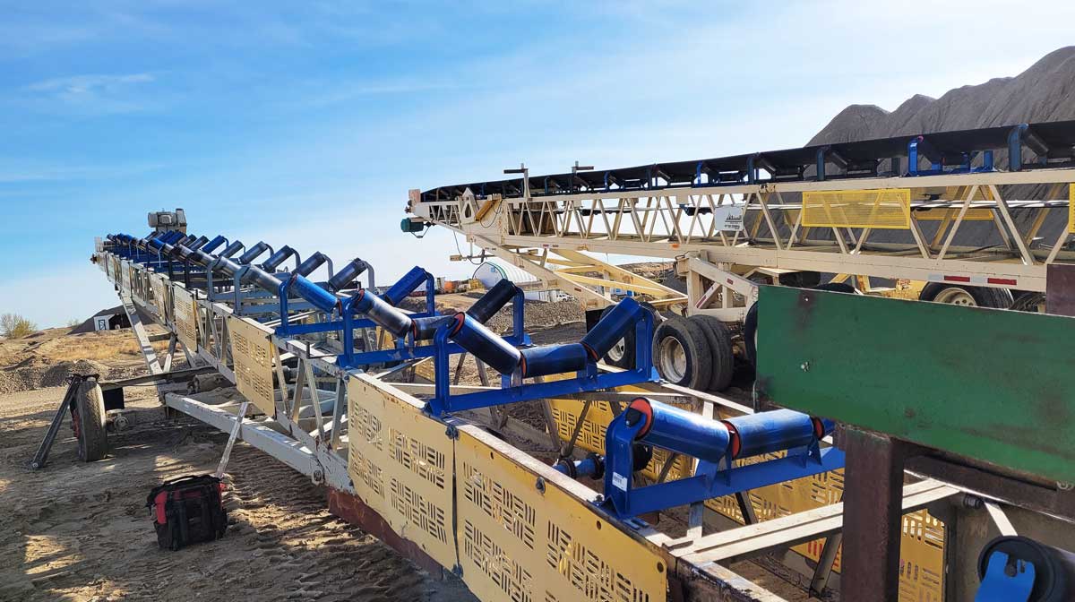 Conveyor 1 Yellow and blue conveyor belt trough idler