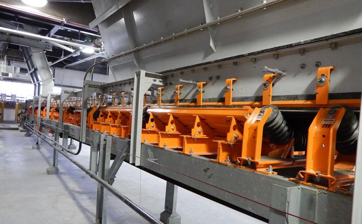Installing a new conveyor belt roll